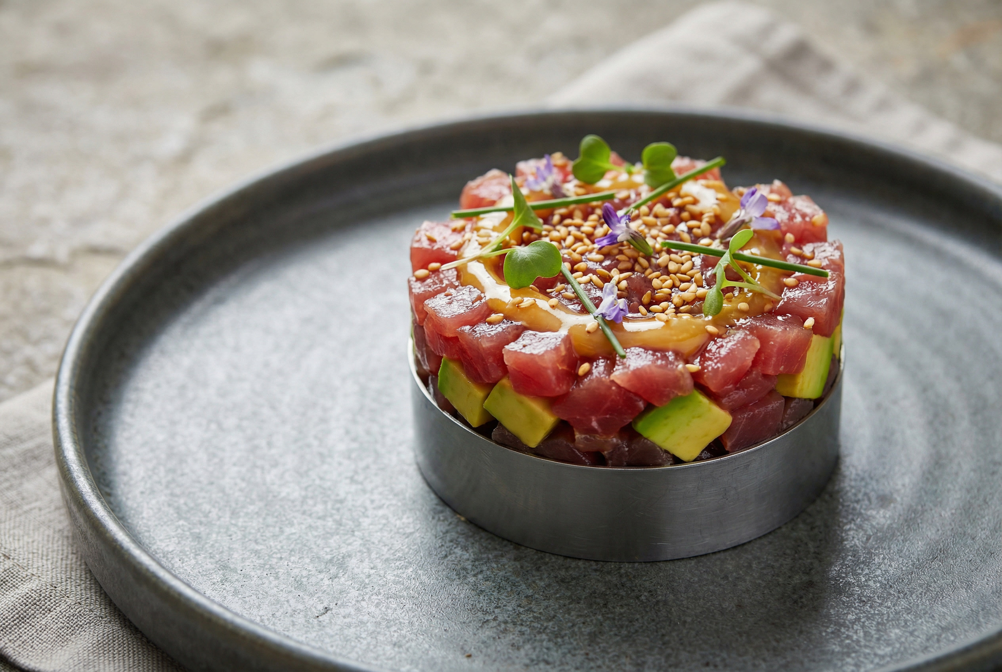 Tartare di tonno e avocado Reed con sesamo tostato e salsa ponzu